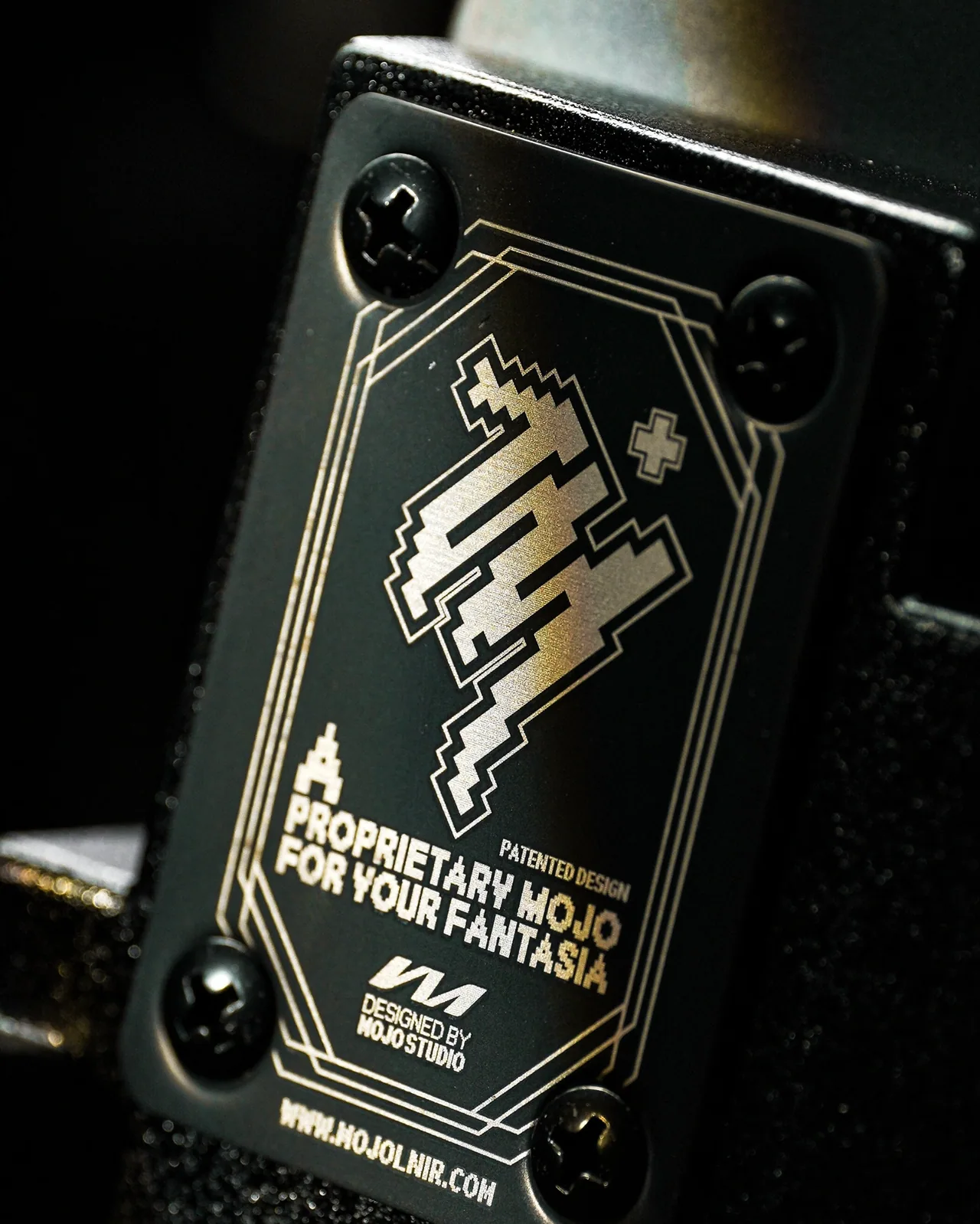 STAGE-T（BK）のネックプレート。ドットのMと「A PROPRIETARY MOJO FOR YOUR FANTASIA」の刻印