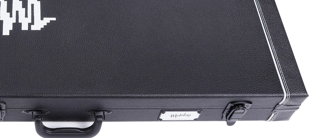 STAGE-T専用ハードケースの正面。留め具、ハンドル、ネームプレート