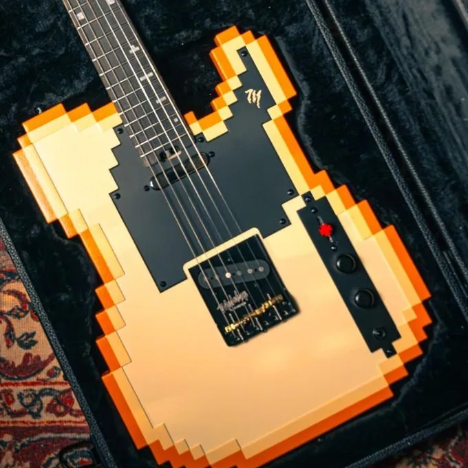 ハードケースのボディ収納部に収めたSTAGE-T(OR)。ベルベットの内装