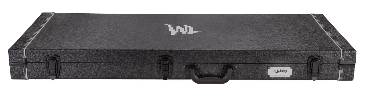 STAGE-T専用ハードケースを正面から。シボ加工の合成皮革、ドットのMロゴ、三つのラッチとハンドル