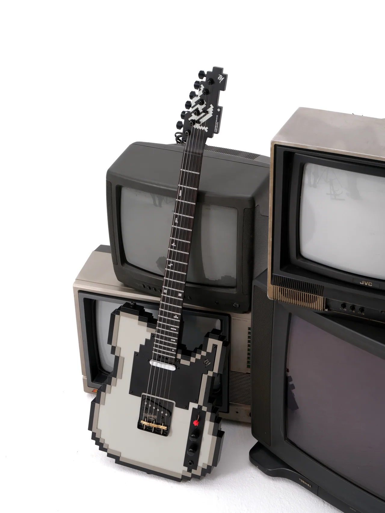 ブラウン管テレビに立てかけたSTAGE-T（BK）。上に大きな白い余白