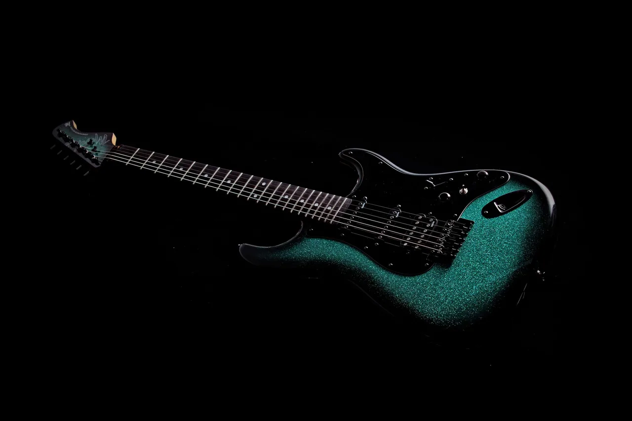 黒い背景に斜めに置いたM30（SG）の全身
