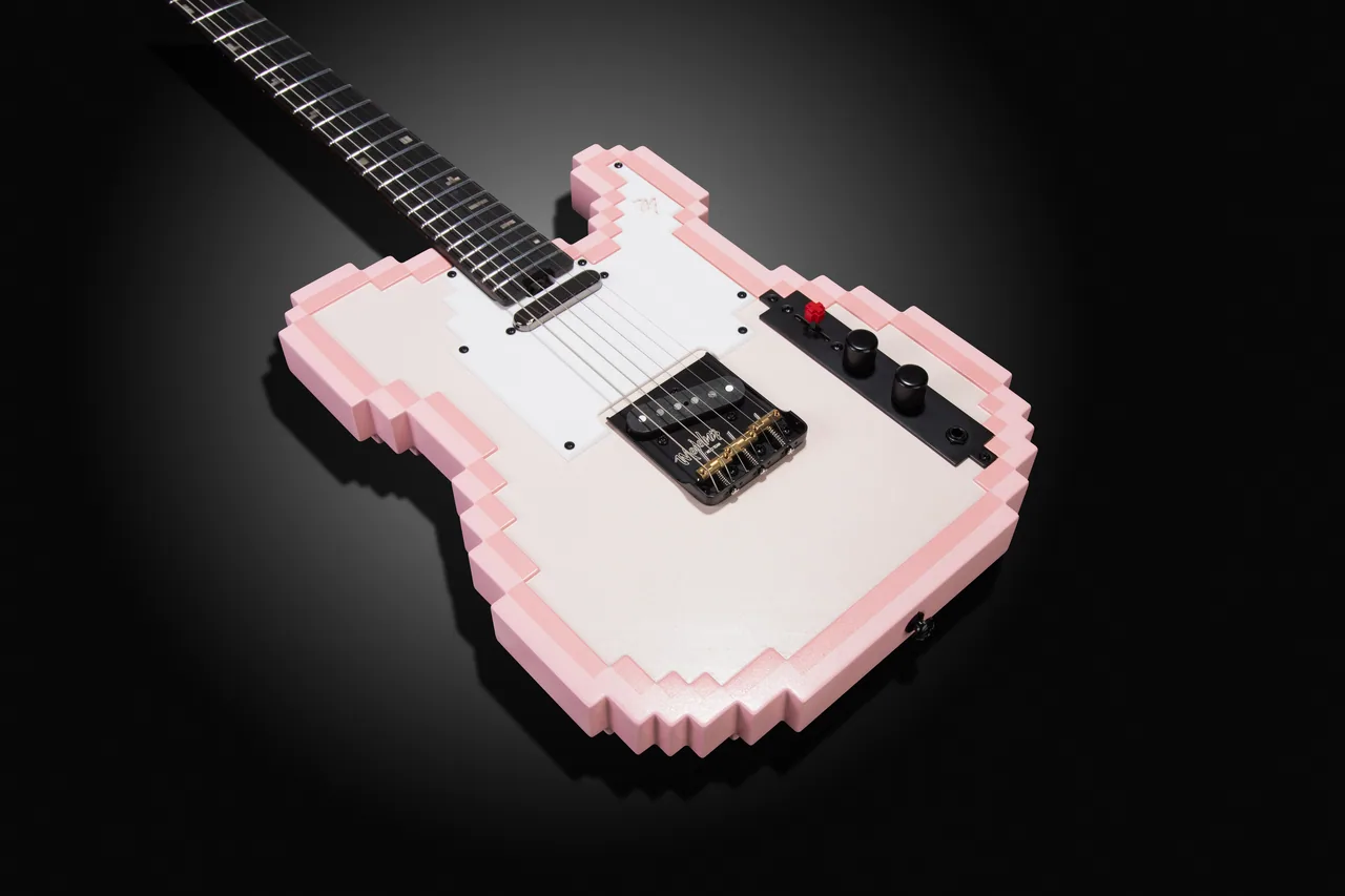 スポットライトの下のSTAGE-T（PK）。ピンクの段になった輪郭と白のピックガード