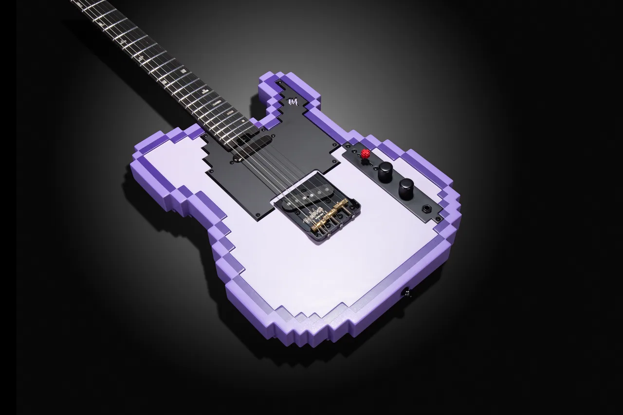 スポットライトの下のSTAGE-T（PU）。パープルの段になった輪郭と淡いラベンダーのトップ