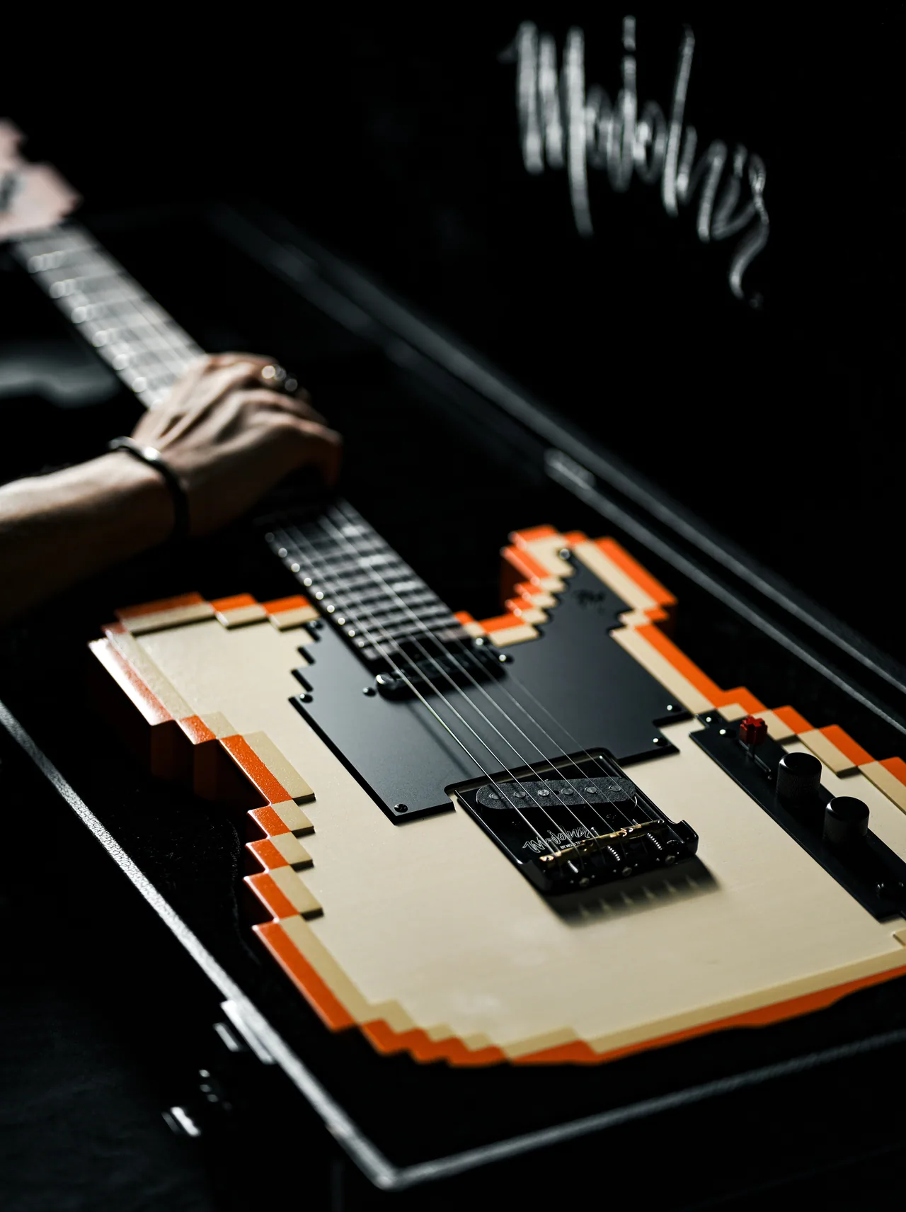 ハードケースに収められたSTAGE-T（OR）。ネックに手が添えられている